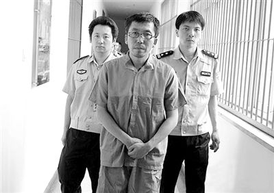 警方押解犯罪嫌疑人“立二拆四”。