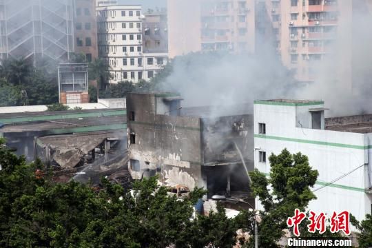 廣州白云區(qū)一倉(cāng)庫(kù)爆炸致4死36傷，事發(fā)3個(gè)多小時(shí)后現(xiàn)場(chǎng)仍冒著白煙?！「邩s權(quán) 攝