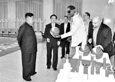 平壤，朝鮮最高領(lǐng)導(dǎo)人金正恩接待再次來訪的美國籃球明星羅德曼。