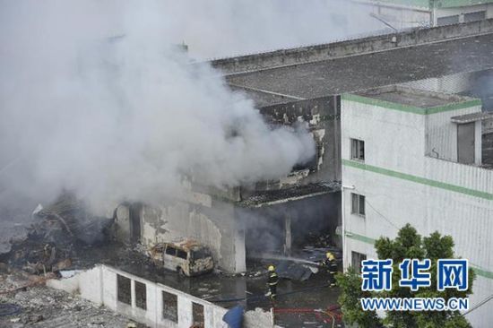 9月10日，消防人員在爆炸現(xiàn)場撲救火情。 新華社記者 梁旭 攝