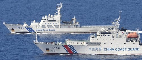 日本海上保安廳的4艘巡邏船則在數(shù)百米開外與之并列航行，展開一對一較量。