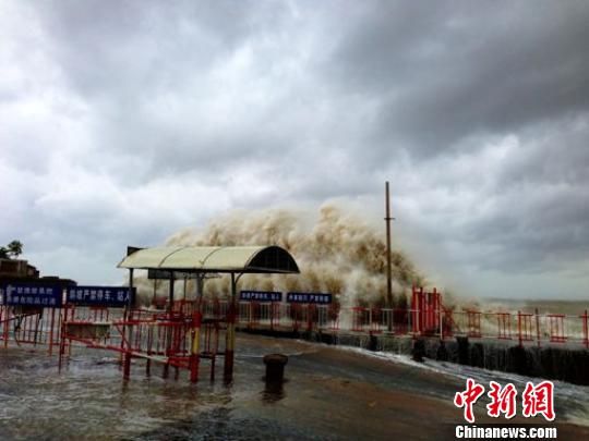 汕頭澄海萊蕪碼頭潮位猛漲，巨浪洶涌。