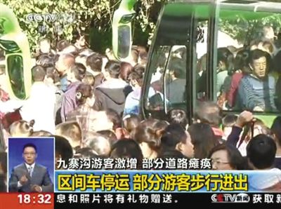 部分游客因等候時(shí)間長(zhǎng)，強(qiáng)行攔停區(qū)間車(chē)。