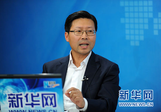 圖為嘉賓與主持人交談。新華網(wǎng) 陳競超 攝