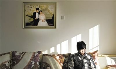 11月28日，青島膠南，丁海偉的婚房掛著與妻子的結(jié)婚照。如今妻子和未出世的孩子都已離世。新京報(bào)記者 周崗峰 攝