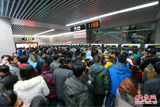 11點59分，紫金山地鐵站售票機(jī)前擠滿了買票的市民，場面如同春運