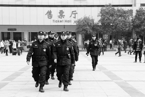 3月2日，鄭州市特警加強(qiáng)對(duì)人員密集場(chǎng)所的武裝巡邏。