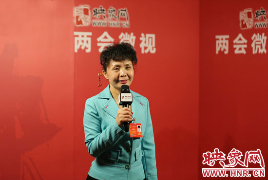 在映象網(wǎng)全國兩會(huì)北京演播室，全國人大代表、河南理工大學(xué)音樂學(xué)院副院長游吟歌做客《兩會(huì)微視》訪談.