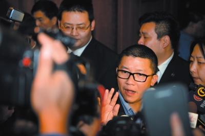 3月10日23時許，與馬航失聯(lián)航班部分乘客家屬乘坐同一航班的乘客在北京首都機場辦理值機手續(xù)。新華社