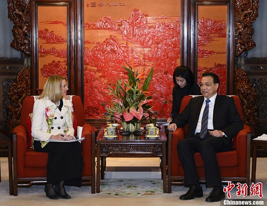 中國國務(wù)院總理李克強在北京中南海紫光閣會見了美國《科學(xué)》雜志主編瑪西婭·納特一行。