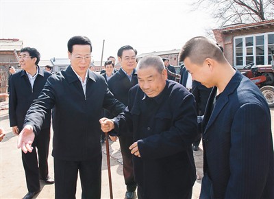 3月26日，張高麗在吉林省農(nóng)安縣農(nóng)安鎮(zhèn)小橋子村看望貧困戶王井山一家。