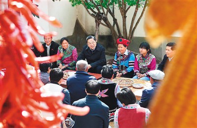 3月24日，俞正聲在云南省武定縣插甸鄉(xiāng)彝族小院農(nóng)戶家中進行座談交流，聽取基層黨員群眾意見建議。