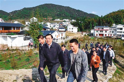 3月25日，張德江在福建省上杭縣古田鎮(zhèn)吳地村看望群眾。