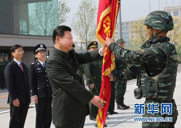 這是習(xí)近平將隊旗鄭重授予“獵鷹突擊隊”大隊長。
