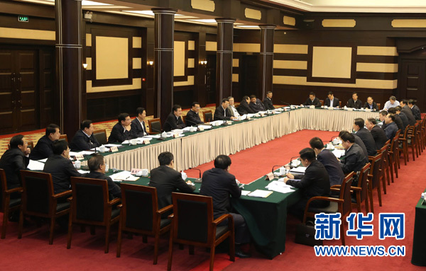 4月28日，中共中央政治局常委、國(guó)務(wù)院總理李克強(qiáng)在重慶主持召開座談會(huì)