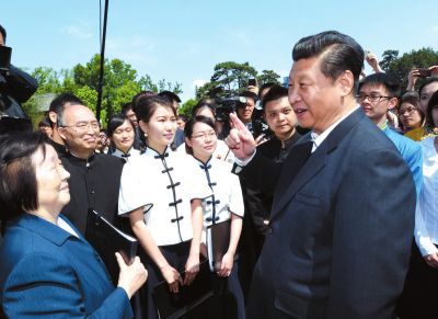 習(xí)近平在校園觀看北大師生紀念五四運動95周年青春詩會時同朗誦者親切交談。新華社發(fā)