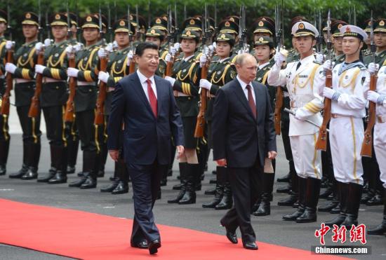 5月20日，中國國家主席習(xí)近平在上海舉行儀式歡迎俄羅斯總統(tǒng)普京訪華。中新社發(fā) 廖攀 攝