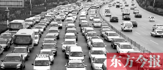 21日，鄭州市中州大道，大量擁堵的汽車將寬寬的道路變成“停車場(chǎng)”