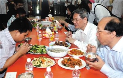昨日中午，國臺辦主任張志軍（右二）在臺中市長胡志強(qiáng)的陪同下和盲校的孩子共進(jìn)午餐。當(dāng)晚，張志軍結(jié)束訪臺回京。 新華社發(fā)