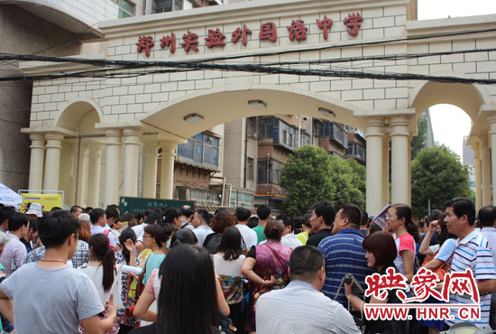 考試快結(jié)束時，陪考的家長涌入學(xué)校接孩子。