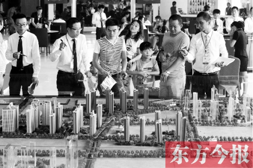 昨天上午，在鄭州市區(qū)一售樓部?jī)?nèi)，看房的顧客比平時(shí)多了不少