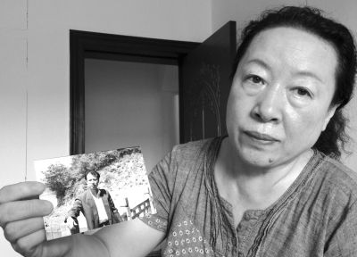 劉吉強的姐姐劉麗霞手持弟弟當年的照片。劉吉強在給家人的書信中多次要求申冤，家人為此奔走了16年。京華