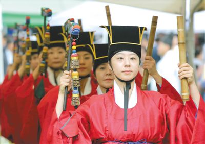 3日，韓國首爾，成均館內(nèi)，民眾穿著傳統(tǒng)服飾跳舞迎接中秋。中秋和春節(jié)一樣，是韓國最重要的傳統(tǒng)節(jié)日。