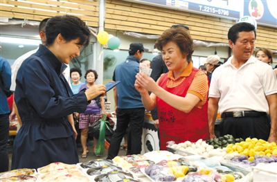 5日，韓國首爾，韓國總統(tǒng)樸槿惠在中秋前視察市場，購買過節(jié)食品。