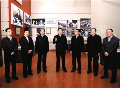 2012年11月29日，習(xí)近平等在國(guó)家博物館參觀《復(fù)興之路》展覽，提出為實(shí)現(xiàn)中國(guó)夢(mèng)而奮斗。