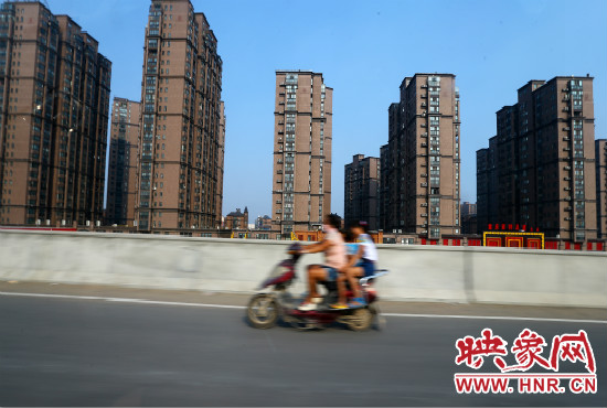 三環(huán)快速路開(kāi)通后，仍有一些電動(dòng)車違規(guī)上橋。