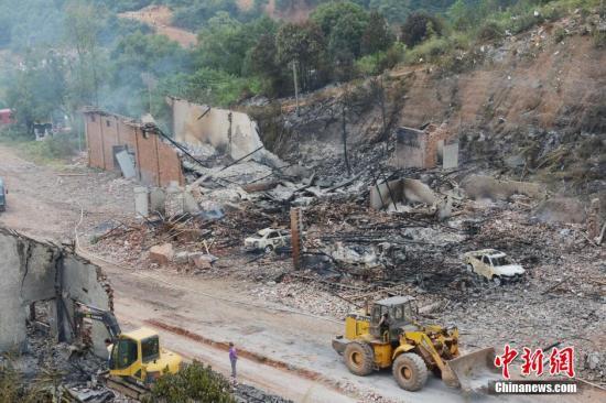 9月23日上午，花炮廠清理工作正在進行，山谷內(nèi)的廠房已被爆炸夷為平地。中新社發(fā) 楊華峰 攝