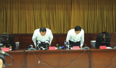 昆明通報(bào)明通小學(xué)踩踏事故原因，官員鞠躬致歉。圖/東方IC