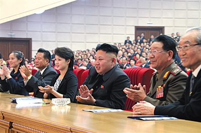 　5月19日，金正恩和夫人李雪主觀看演出，金與正（左一）坐在金正恩右邊第三個位置。