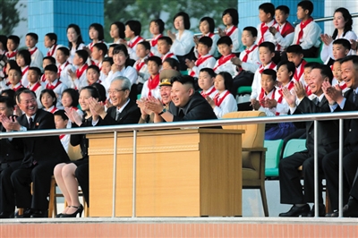 5月2日，金正恩與金與正（前排左二）一起觀看比賽。