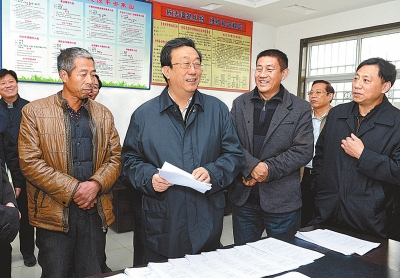 11月25日下午，省委書記、省人大常委會主任郭庚茂在延津縣石婆固鎮(zhèn)集北村與村民親切交談。