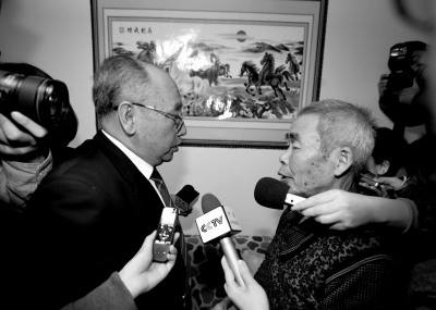 15日，內蒙古高院副院長趙建平（左）帶隊向呼格吉勒圖父母送達再審法律文書。