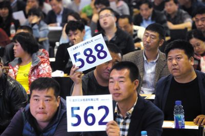 昨日，拍賣現(xiàn)場(chǎng)競(jìng)拍者舉牌競(jìng)拍。新京報(bào)記者