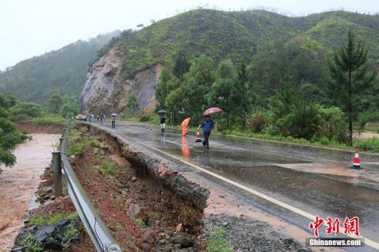 圖為5月19日，江西贛州石城縣珠坑鄉(xiāng)塘臺村通往福建寧化縣的公路出現(xiàn)塌方。陳小強 攝