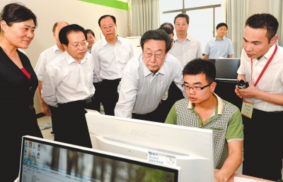 　　5月22日，省委書記、省人大常委會(huì)主任郭庚茂在河南網(wǎng)商園調(diào)研。記者杜小偉攝