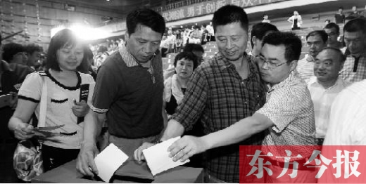 6月16日，河南電視臺(tái)面向社會(huì)公開選聘企業(yè)經(jīng)營管理團(tuán)隊(duì)，圖為競(jìng)聘現(xiàn)場(chǎng)投票環(huán)節(jié)