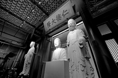      北齊石佛像和菩薩像。京華時(shí)報(bào)記者 王海欣 攝
