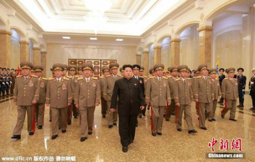 資料圖：朝鮮最高領(lǐng)導(dǎo)人金正恩此前參謁錦繡山太陽宮的情景。