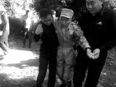 89歲老兵繆焜得知不能接到遺骸后嚎啕大哭。組織方供圖