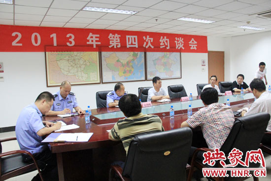 7月4日，河南省公安廳高速交警總隊(duì)聯(lián)合有關(guān)部門，對(duì)9家多次違法的企業(yè)所屬車輛嚴(yán)重違法情況進(jìn)行通報(bào)。