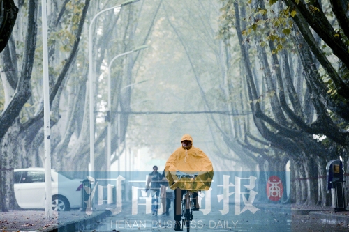 一場(chǎng)雨也沒能將鄭州從空氣污染中解救出來(lái) 河南商報(bào)記者 張郁/攝