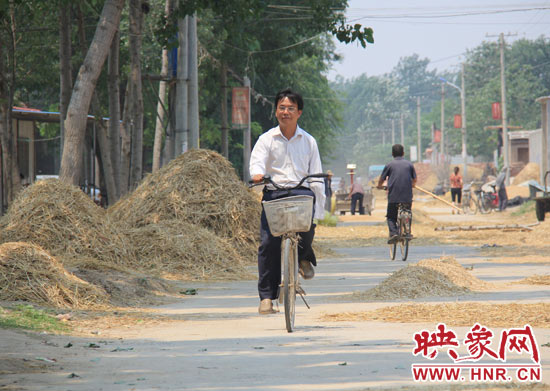 圖為王格現(xiàn)騎著自行車去學(xué)校。
