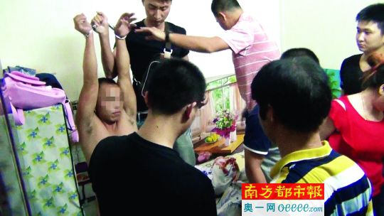警方破門抓捕時，販毒嫌疑人未某洪正躺在床上吸毒、嫖娼。