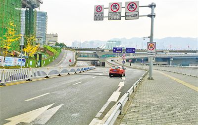 12月18日，本報(bào)記者駕車經(jīng)過(guò)江北嘴千廝門(mén)大橋匝道附近道路和財(cái)信廣場(chǎng)旁支路體驗(yàn)時(shí)，收音機(jī)里能聽(tīng)到神秘的路況提示音。本報(bào)記者