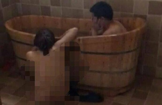 視頻顯示，一男一女赤身裸體地在浴盆中洗澡。