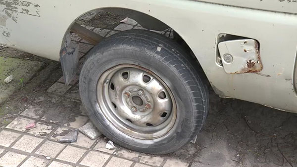 小面包車的輪胎已經(jīng)基本脫離了輪轂。